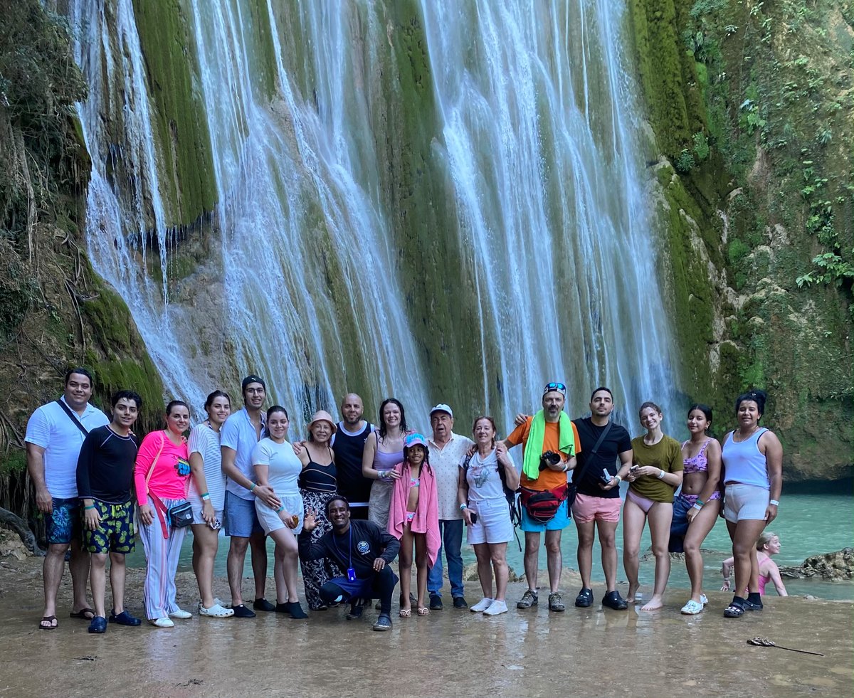 Large group at the Salto del Limón waterfall