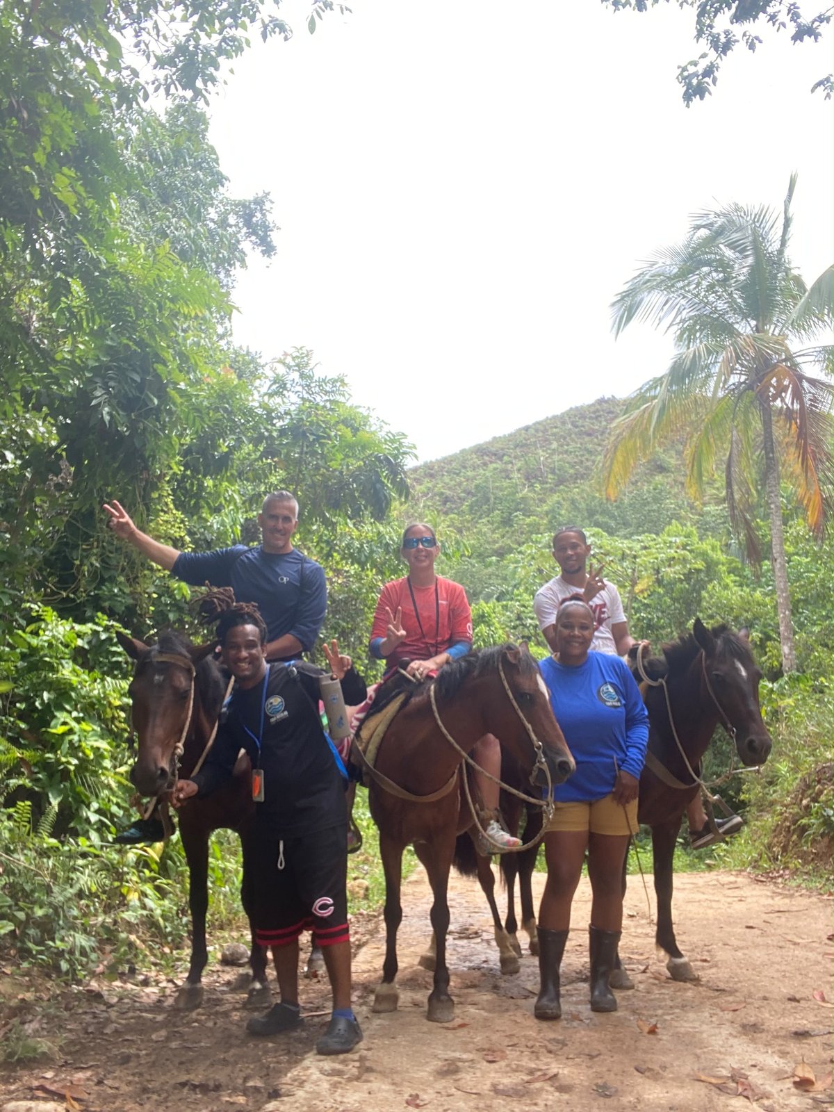 Horseback riders on the trail to Salto del Limón